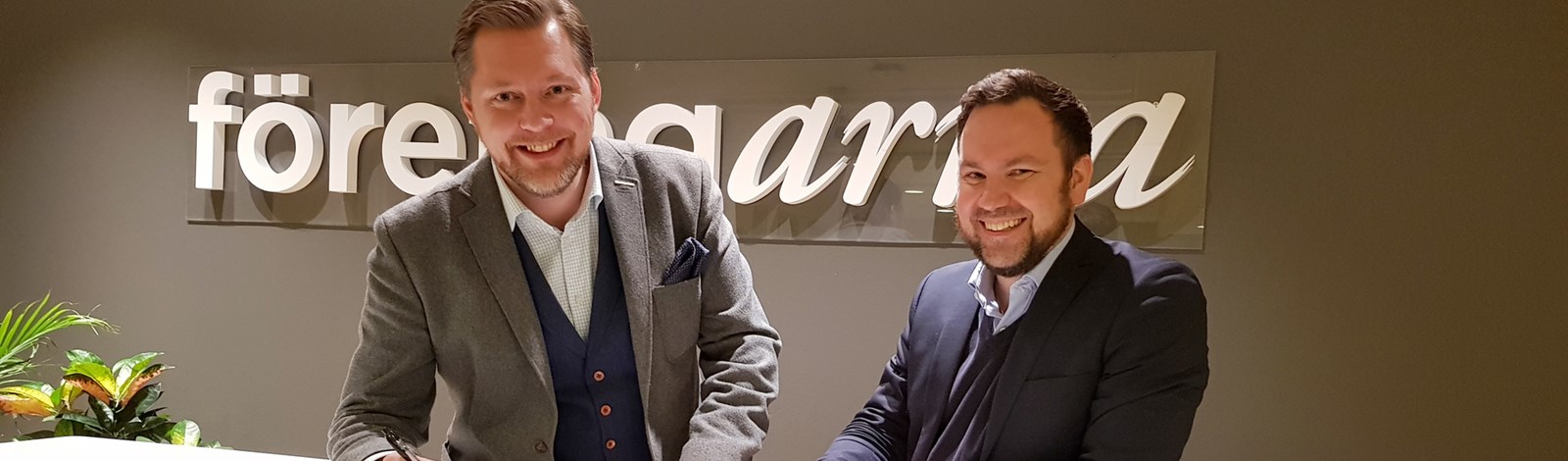 Günther Mårder, VD Företagarna och Tobias Lindfors, VD StudentConsulting skriver avtal